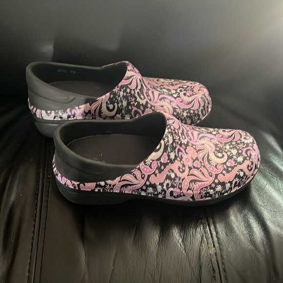 Size 7W Like new condition. Nursing Crocs Size 7W - Picture 3 of 7